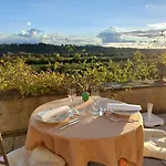Bed & Breakfast Chateau Haute Roche 3*