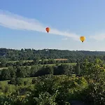 Bed & Breakfast Chateau Haute Roche 3*