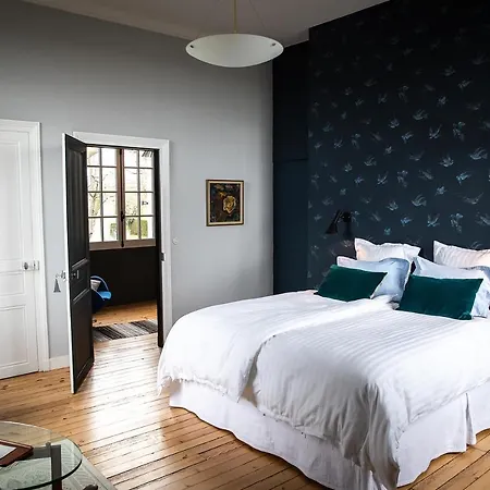 Bed & Breakfast Chateau Haute Roche 3*