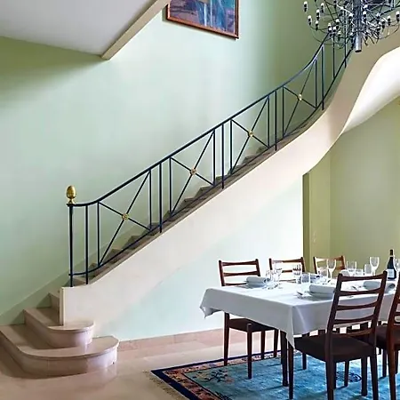Chateau Haute Roche 3*